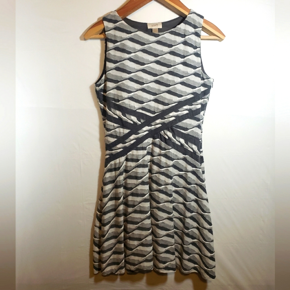 Loft size 10 Geometric pattern zip side sleeveless dress in excellent condition